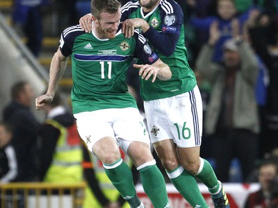 Chris Brunt (vľavo) a Oliver Norwood oslavujú gól do českej brány