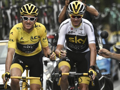 Geraint Thomas a Chris Froome si pripíjajú šampanským na znak triumfu na Tour de France