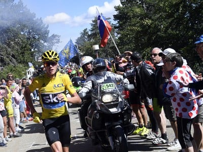 Chris Froom musel v závere 12. etapy na Tour de France utekať