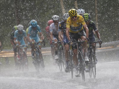 Cyklistov potrápilo zlé počasie