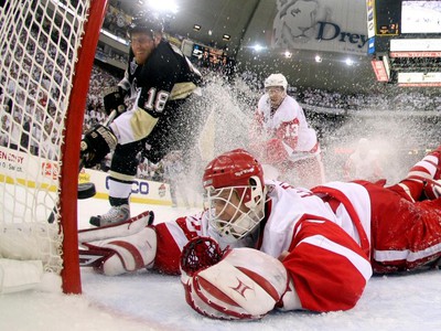 Chris Osgood zlikvidoval vo finále s Penguins šancu Mariána Hossu