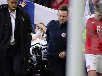 Záchranári odvážajú na nosidlách dánskeho futbalistu Christiana Eriksena