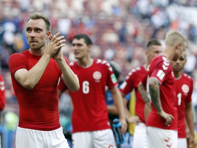 Dánski hráči tlieskajú po remíze na konci zápasu základnej C-skupiny na MS 2018 vo futbale Dánsko - Francúzsko