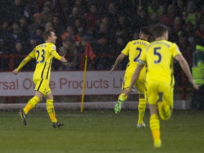 Christian Eriksen (23) so spoluhráčmi oslavuje gól Tottenhamu