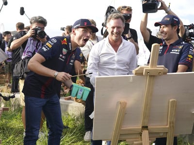 Max Verstappen, Christian Horner a Sergio Pérez obdivujú Vettelov včelí projekt