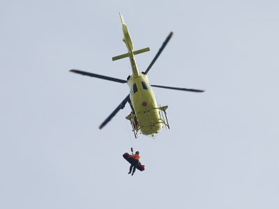 Vrtuľník odváža zraneného talianskeho