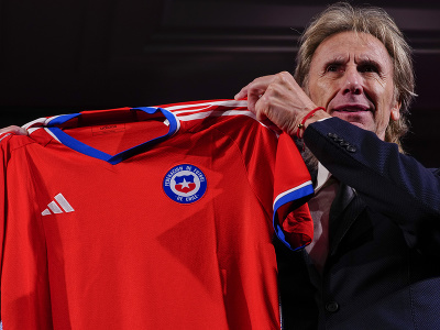 Argentínčan Ricardo Gareca pózuje s dresom po tom, čo sa stal novým trénerom čilskej futbalovej reprezentácie 25. januára 2024 v Santiagu