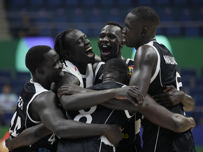 Basketbalisti z Južného Sudánu sa tešia po víťazstve nad Čínou