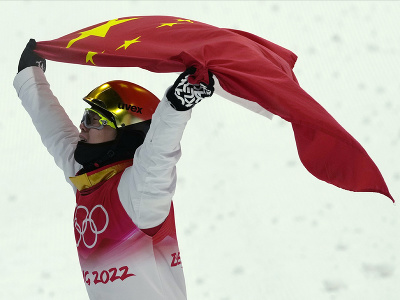 Čínsky akrobatický lyžiar Čchi Kuang-pchu získal zlatú medailu v skokoch (aerials) na ZOH 2022 v Pekingu