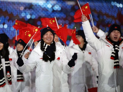 Čínski športovci počas otváracieho ceremoniálu ZOH 2018