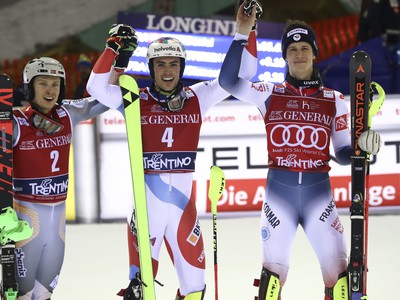 Daniel Yule, Henrik Kristoffersen a Clement Noel po slalome v Madonne di Campiglio
