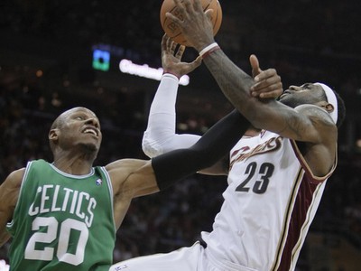 Ray Allen fauluje LeBrona