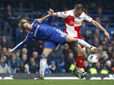 Fernando Torres a Clint Hill 