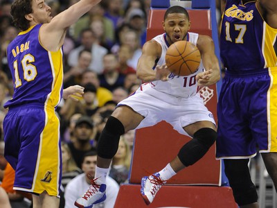 Eric Gordon bránený Gasolom a Bynumom