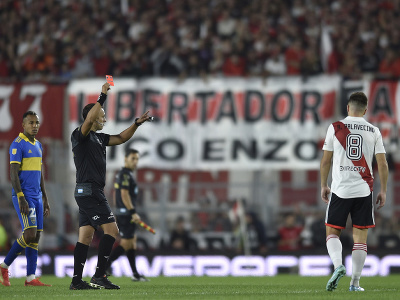 Arbiter Dario Herrera udelil červené karty trom hráčom z každého tímu 