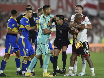 Arbiter Dario Herrera udelil červené karty trom hráčom z každého tímu 