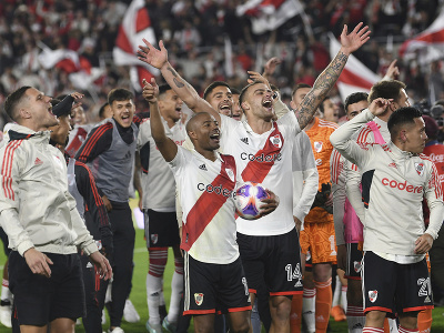 Hráči River Plate oslavujú triumf
