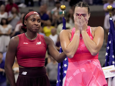 Aryna Sabalenková v slzách po finále US Open, za ňou Coco Gauffová