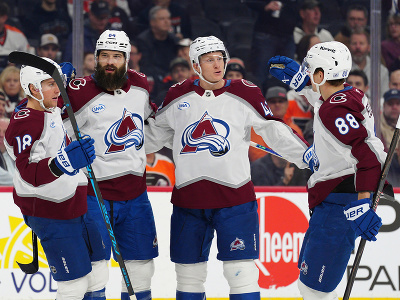 Brent Burns, Jack Drury (18), Josh Manson (42) a Martin Nečas (88) 