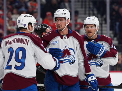Hráči Colorada: Nathan MacKinnon (29), Brock Nelson a Gabriel Landeskog