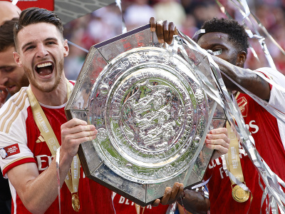 Hráč Arsenalu Declan Rice drží trofej po zisku anglického Superpohára 6. augusta 2023 v Londýne