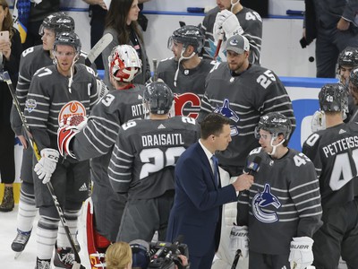 Hráči Pacifickej divízie oslavujú víťazstvo v Zápase hviezd NHL