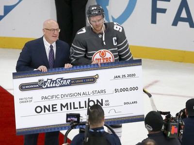 Connor McDavid preberá tímový šek za víťazstvo v Zápase hviezd NHL 2020