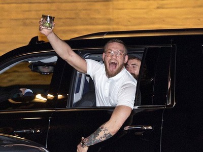 Conor McGregor na luxusnom aute