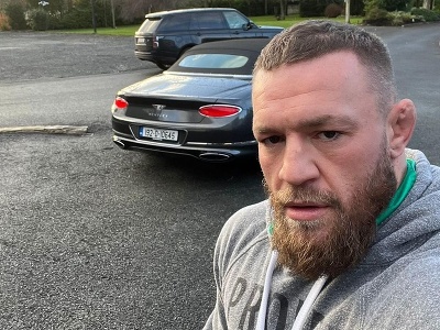 Conor McGregor sa odfotil so svojim Bentley