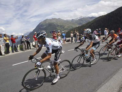 Alberto Contador prenasledovaný Andym Schleckom