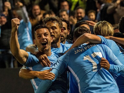 Pep Caballe so spoluhráčmi oslavuje vedúci gól UD Ibiza-Eivissa