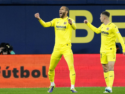 Futbalista Villarrealu Étienne Capoue (vľavo) sa teší so spoluhráčmi po strelení gólu