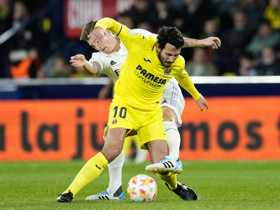 Futbalista Villarrealu Dani Parejo (žltý dres) a hráč Realu MAdrid Toni Kroos bojujú o loptu