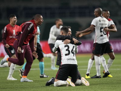Futbalisti Athletica Paranaense oslavujú postup do finále