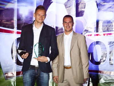 Ocenený brankár ŠK Slovan Bratislava Matúš Putnocký (vľavo) počas slávnostného vyhlásenia najlepších futbalistov za uplynulú sezónu najvyššej slovenskej futbalovej súťaže Corgoň liga Gala 2013.