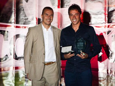 Ocenený stredný obranca ŠK Slovan Bratislava Nicolas Gorosito (vpravo) počas slávnostného vyhlásenia najlepších futbalistov za uplynulú sezónu najvyššej slovenskej futbalovej súťaže Corgoň liga Gala 2013.