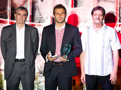 Ocenený stredový hráč a najlepší hráč MFK Ružomberok Tomáš Ďubek (uprostred) počas slávnostného vyhlásenia najlepších futbalistov za uplynulú sezónu najvyššej slovenskej futbalovej súťaže Corgoň liga Gala 2013. 