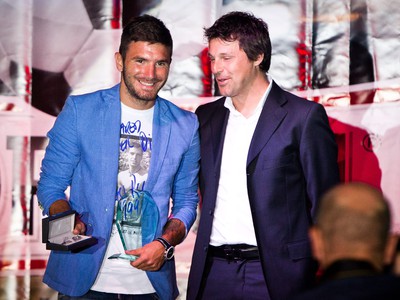 Ocenený ľavý stredový hráč ŠK Slovan Bratislava Marko Milinkovič (vľavo) počas slávnostného vyhlásenia najlepších futbalistov za uplynulú sezónu najvyššej slovenskej futbalovej súťaže Corgoň liga Gala 2013.