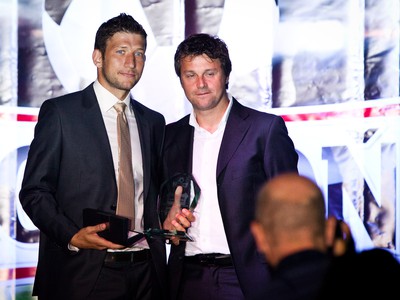 Ocenený útočník FC ViOn Zlaté Moravce Andrej Hodek (vľavo) počas slávnostného vyhlásenia najlepších futbalistov za uplynulú sezónu najvyššej slovenskej futbalovej súťaže Corgoň liga Gala 2013. 