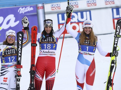 Víťazná rakúska lyžiarka Mirjam Puchnerová (uprostred) pózuje v cieli s druhou Nemkou Viktoriou Rebensburgovou (vľavo) a treťou Švajčiarkou Corinne Suterovou (vpravo) po pretekoch zjazdu Svetového pohára v alpskom lyžovaní v andorrskom Soldeu