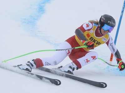 Na snímke rakúska lyžiarka Cornelia Hütterová na trati v super-G žien Svetového pohára v alpskom lyžovaní vo švajčiarskom stredisku St. Moritz
