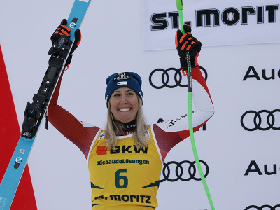 Na snímke rakúska lyžiarka Cornelia Hütterová oslavuje druhé miesto v super-G žien Svetového pohára v alpskom lyžovaní vo švajčiarskom stredisku St. Moritz
