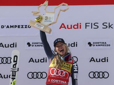 Nórska lyžiarka Ragnhild Mowinckelová sa teší na pódiu z víťazstva v super-G 