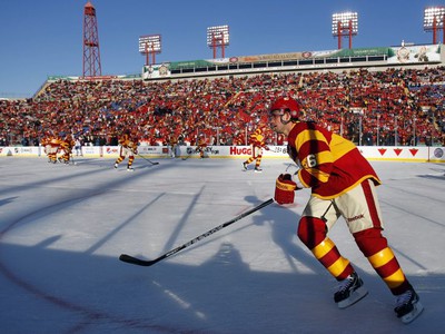 Cory Sarich z Calgary počas Heritage Classic