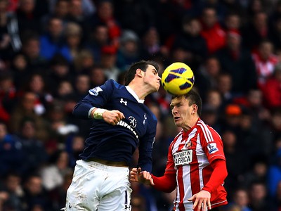 Gareth Bale a Craig Gardner v hlavičkovom súboji