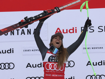 Talianska lyžiarka Sofia Goggiová oslavuje na pódiu po jej víťazstve v zjazde v Crans Montane
