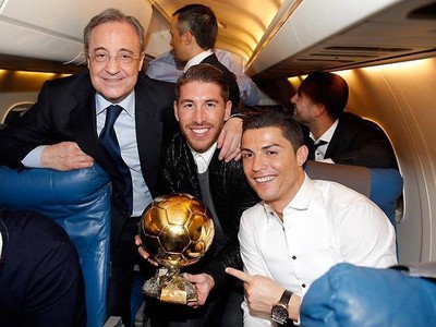 Cristiano Ronaldo oslavuje zisk Zlatej lopty
