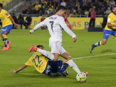 Cristiano Ronaldo a Javi Garrido v súboji o loptu