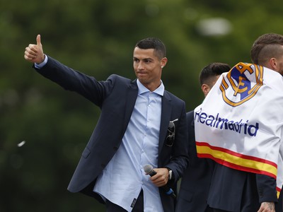 Cristiano Ronaldo so spoluhráčmi oslavuje tretí triumf Realu v Lige majstrov po sebe