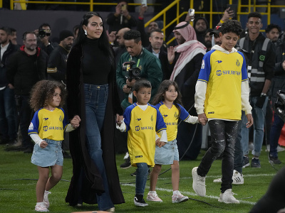 Ronaldova rodina počas privítania v Al-Nassr